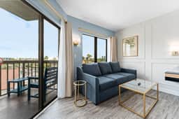 Garden View Balcony King Studio, 3408 (Deluxe)