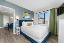Top Floor Suite | Pools | Fireworks | Kitchenette - Image 3