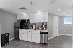 Top Floor Suite | Pools | Fireworks | Kitchenette - Image 5
