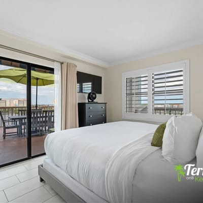 Spacious King Bed Getaway w/Terrace & Epic View