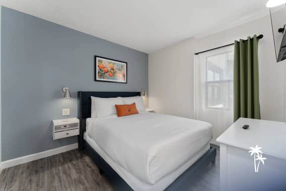 Lake View Balcony 2BR, 3002 10th Floor (Deluxe)
