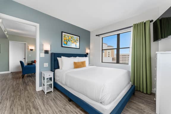 Top Floor Suite | Pools | Fireworks | Kitchenette - Image 3